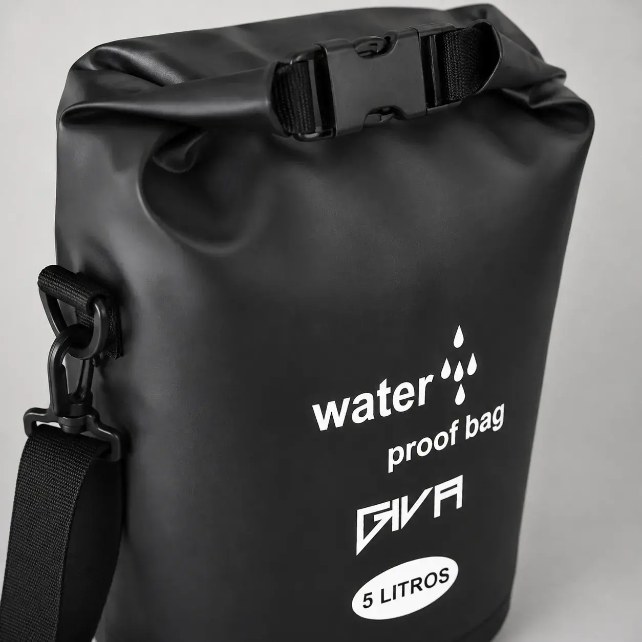 Bolso Impermeable Giva 5 Litros para Moto y Deportes Acuáticos - Image 5